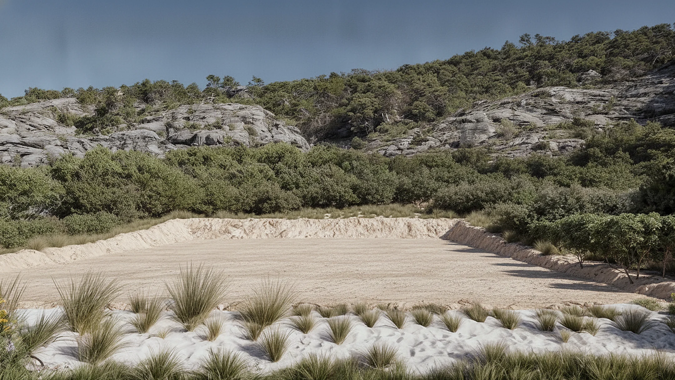 El solar de la vivienda antes de construir: tierra explanada al pie de una ladera rocosa